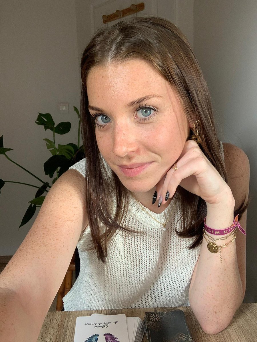 Manon Duparc, médium et cartomancienne — Witchy Divine